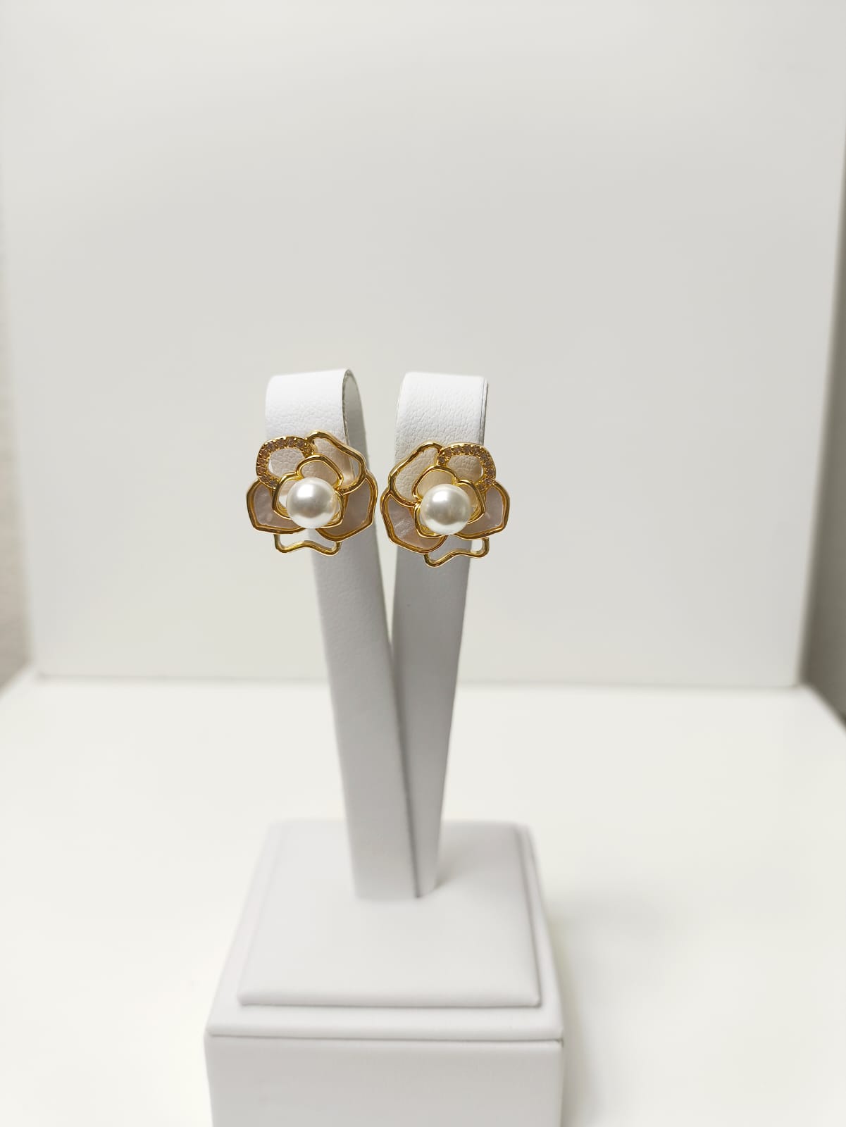 Brinco Flor Esmaltado e Pérola