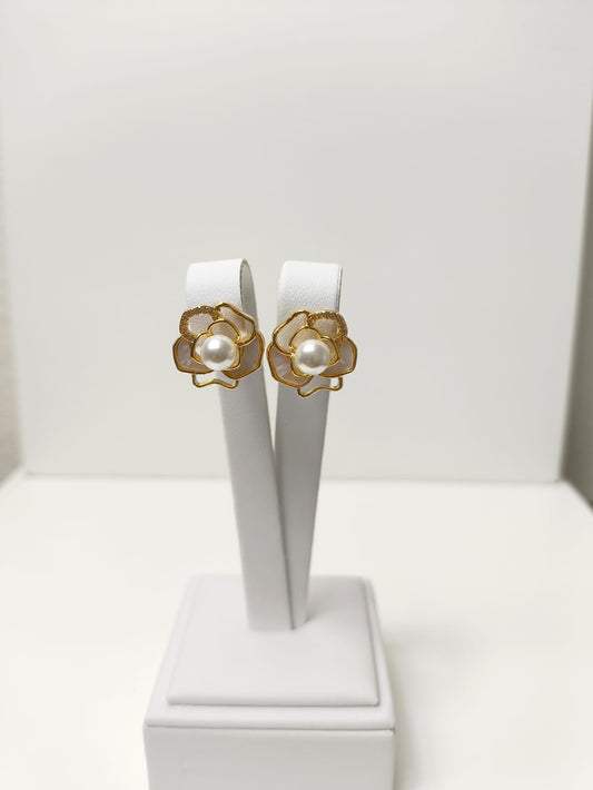 Brinco Flor Esmaltado e Pérola
