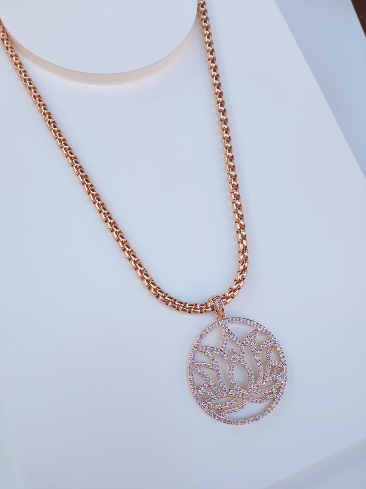 Corrente com Pingente Flor de Lótus